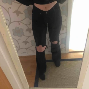  - Säljer mina svarta bootcut jeans från Dr Denim. Så sköna och stretchiga! Har klippt hålen själv. Nypris:500kr 🦋💙