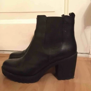 Boots - Boots med klack från Vagabond som aldrig riktigt kommit till användning. Har använt dom en gång utomhus när jag testade dem och sedan dess har dem bara stått och dammat. I nyskick! Storlek 37. Nypris ca 1200 kr •Köparen står för frakt!