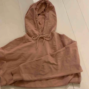  - En supersnygg och mysig ljusrosa hoddie, använd ett antal gånger men i bra skick! Frakt tillkommer💕