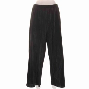  - 🌿Måste nu, pga platsbrist, sälja en stor del jättefina kläder, väskor och skor. Bra pris och mycket är i nyskick*  🌿Skickas billigt över hela Sverige (ca 18-36kr frakt) eller lämnas över i centrala Göteborg      