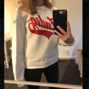  - Vit college tröja med rött tryck i texten Zadig. Tröjan är från Zadig & Voltaire! Hör av er för frågor! 