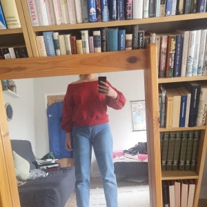 Off the shoulder tjocktröja - Mörkröd off- the- shoulder-tröja i gott skick! Använd och tvättad ett flertal ggr men den håller färgen! Köpt på HM för 1.5 år sedan! 