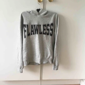  - Grå hoodie från Gina i storlek S.