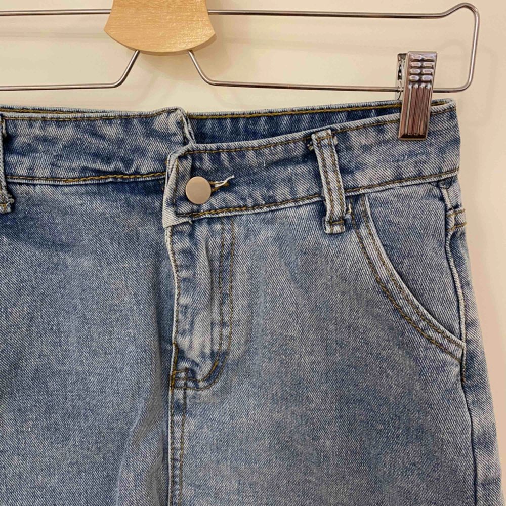 Hip jeanskjol med fickor både fram o baktill. Dragkedja samt knapp som öppning. Kjolen är lite längre baktill än framdelen. Köpt på utländsk sida så står L men är SMALL. Kjolar.