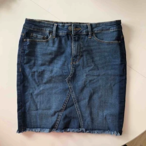  - Jättefin jeanskjol med mörkare toner på sidorna. Endast använd en gång. Storlek M, 50kr + frakt 💕💕