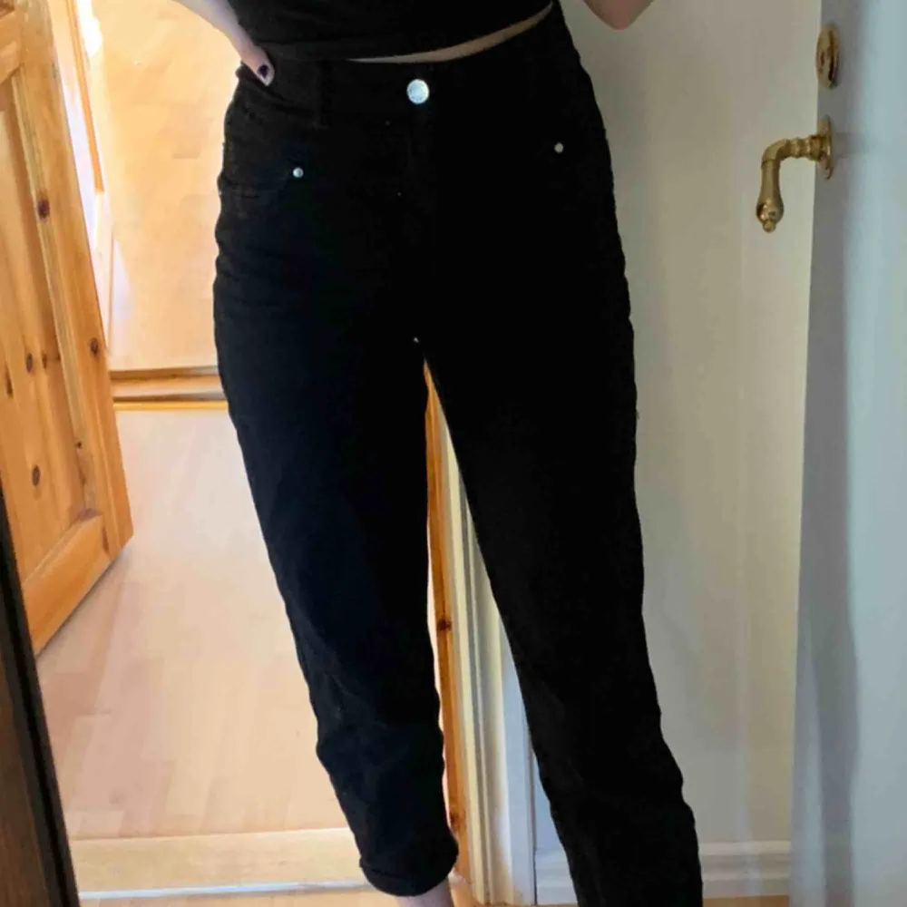 ett par svarta högmidjade jeans från bershka, köpta sommaren 2019 i tyskland :)  säljer pga för korta i benen. Jag är 165 cm!! priset kan diskuteras 🤗🤗 skickar gärna bättre bilder, bara att säga till    . Jeans & Byxor.