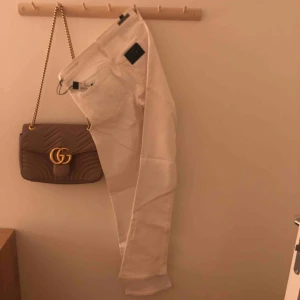  - Vita jeans oanvända med alla tags kvar. Får inte på mig dem pga graviditet. Nypris 2399kr