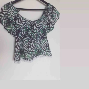 - Somrig topp med grönt mönster. Aldrig använd. Som ny!