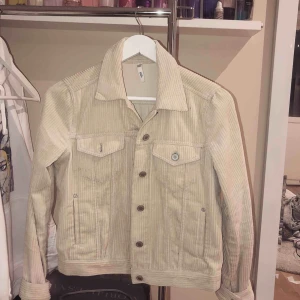  - Söt Manchester jacka/skjorta i beige. Fint skick!