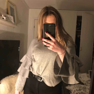  - En grå tröja från Bikbok med fina volanger i ärmarna. Aldrig använd, nypris 399kr😇