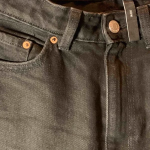  - Svarta jeans i modellen ”ROW” från weekday. De är använda två gånger men säljer då de sitter lite för tajt på mig. Frakt tillkommer ☺️☺️