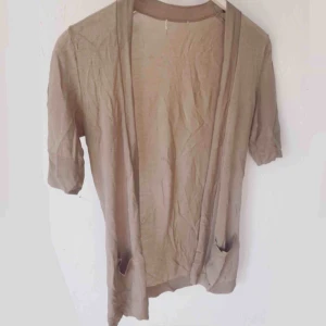  - Beige och skir cardigan/kofta. I fint skick. 