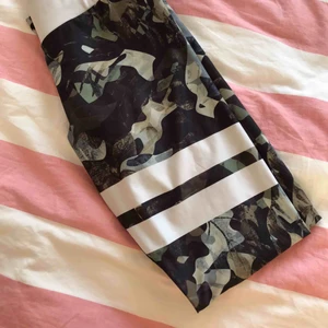  - Köpta för 699, kostar ny nya i butik 799. Säljer för 300. Använda runt 10 gånger, säljer de då jag vill köpa mig ett par svarta istället. Diggar de förövrigt! Sitter bra och är i fint skick! 