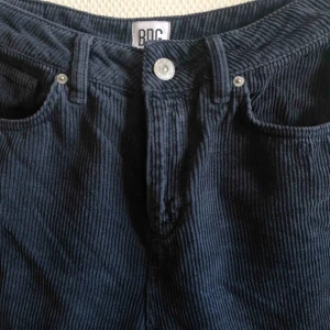  - Blåa vida manchesterbyxor från bdg/Urban outfitters. Väldigt sköna och luftiga.