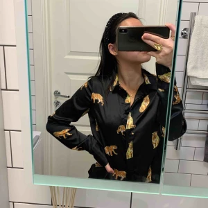  - Blus / skjorta i siden från Pieces i storlek S. Jättefint skick, knappt använd!!   Frakt betalas av köparen (39kr) 💝 Vid upphämtning så underlättar det med swisch💞