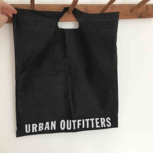 - Urban Outfitters påse. Möts i Örebro eller skickar, då står köparen för frakt (10kr) :)