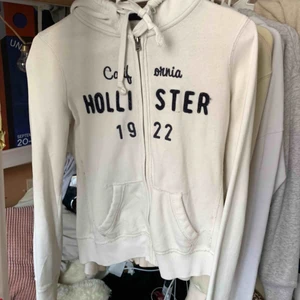  - En äkta holismen kofta! Köpte i butik för 2 år sedan, använd några gången men är fortfarande i bra skick. Säljer för att den inte är min stil längre! Men den skulle nog passa på dig ;)