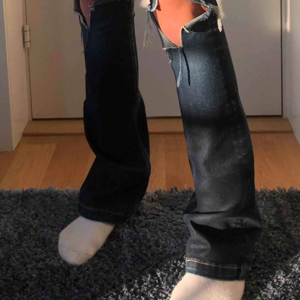 Nu säljs dessa fina bootcut byxor med hål på båda knäna. Byxorna är i storlek 25/33 och passar mig som har storlek XS/S. Byxorna kommer från crocker jeans. 😌. Jeans & Byxor.