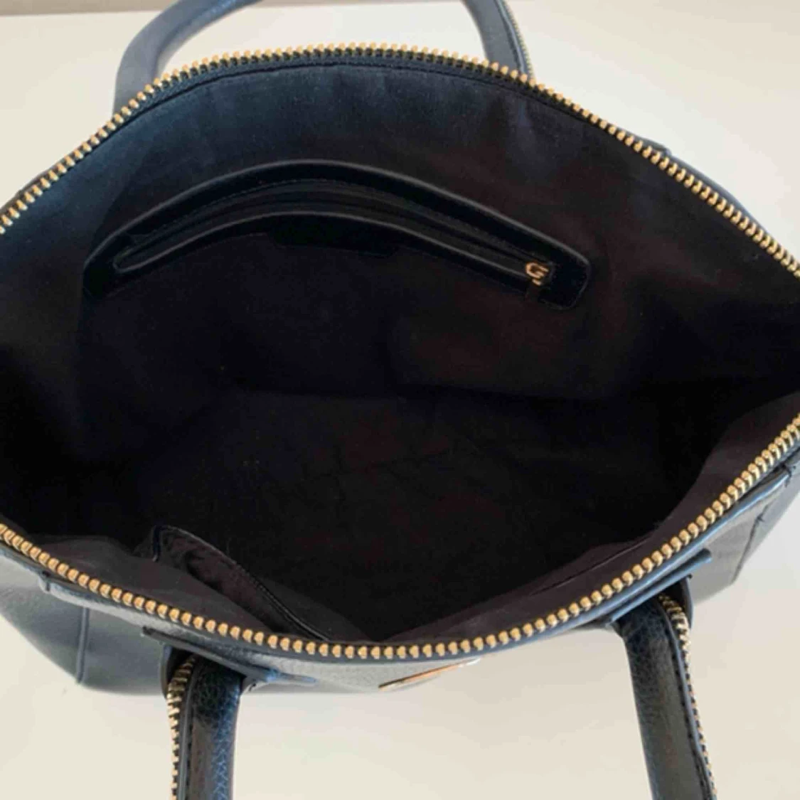 MK rymlig elegant väska i svart och guld!  - 91