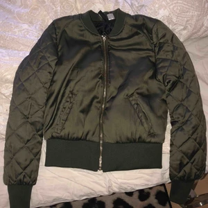 Bomberjacka 💚 - En jättefin grön bomberjacka som knappt är använd 🦋