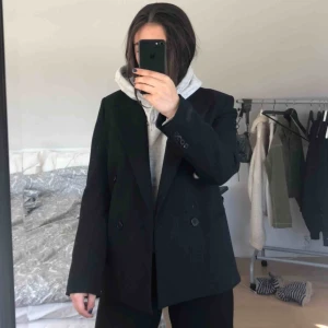  - Megansygg Oversized mörkblå kavaj från Zara i storlek S! Inköpt för 1299, knappt använd! 