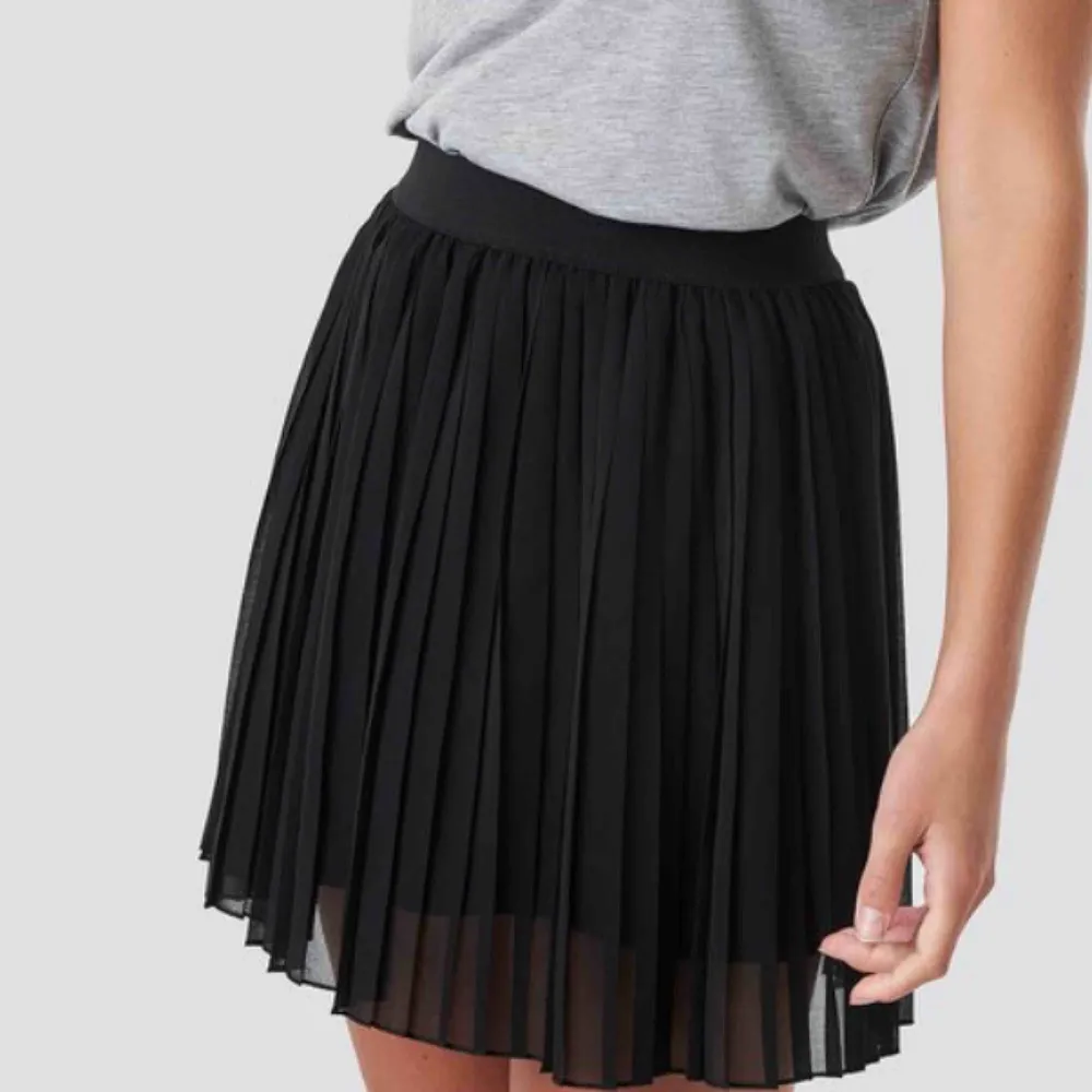 Söt plisserad svart kjol, säljs pga för liten, aldrig använd, lappen kvar!! Frakten ingår!!. Kjolar.