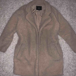  - Fin teddy jacka från Vero Moda som ändats är används denna vintersäsongen. Storlek M men passar även S, kontakta för frågor och mer information🧡🤍 