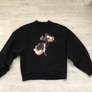  - En tröja ifrån Carin Wester som jag endast använt max 3 gånger. 100 kr ligger priset på plus frakt. Bara att höra av dig om du vill ha fler bilder eller info! 😀