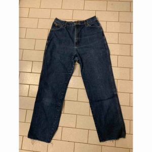  - Jätte fina jeans ifrån Wrangler, dom är knappt använda av mig ✨  Katt finns i hemmet 🐈  Köparen betalar frakt 📮 