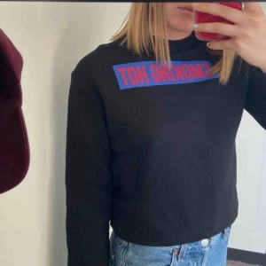  - Svart tjocktröja från NAKD med trycket ”SMOKING HOT” på framsidan. Storlek XXS men passar mig som har XS/S.