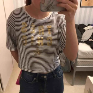  - Säljer en randig svart vit magtröja med märket Tres Ghic. Stjärnan längst ner är lite sliten då där har använts ganska mycket. Ca 1 år gammal. Den är från hm. Köparen står för eventuell frakt.!