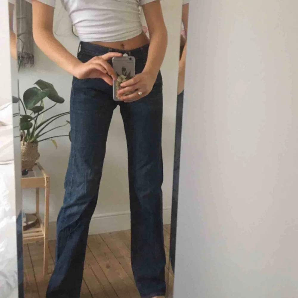 Skitcoola långa levis jeans, köpta på siv och åke, endast testade! Passar på mig som vanligtvis har str 25-26 i midjan och är 167 cm:) . Jeans & Byxor.