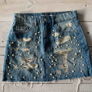  - Superfin jeanskjol med slitningar och pärlor ursprungligen från Zara. Väl använd men i bra skick. 