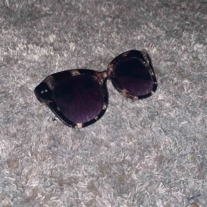  - Supersnygga solglasögon! Frakt är inkluderat i priset 💞