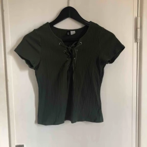  - Supersnygg topp från H&M! Tyvärr blivit för liten för mig. Färgen är mer som på den första bilden. Köparen står för frakt🤠