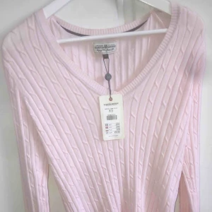  - Helt oanvänd, prislapp kvar Kabelstickad tröja 