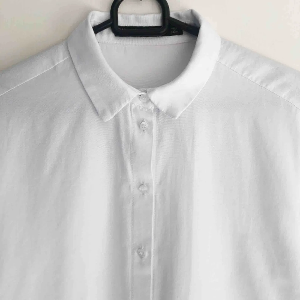  Märke: Zara Basic Collection Typ: skjorta Storlek: small  Färg: Vit Material: 57 % bomull , 43 % polyester Kroppstyp: kvinna  Skick: gott. Skjortor.