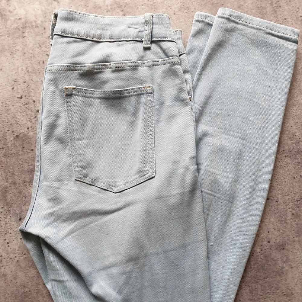 Ett par ljusa jeans står strl M men känns som 38/40. Frakt tillkommer. Jeans & Byxor.