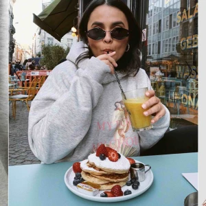  - Overzise hoodie ifrån NAKD. Den är xs men skulle säga att den är som en M. Köpt för 499kr. Kan mötas upp eller så står köparen för frakt. 