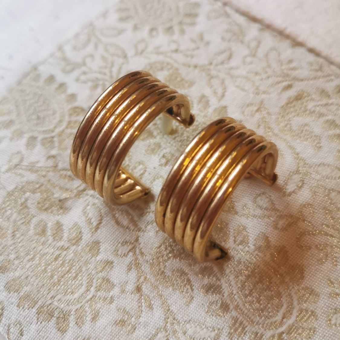 Guldiga örhängen - 90