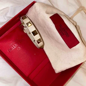  - Säljer mitt fina armband ifrån valentino i färgen vit! Armbandet är köpt för några år sedan och därav slitningar (sprucket i kanterna), men inget som syns eller märks när armbandet sitter på armen! Nypris ca 1600 kr 