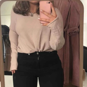  - Superskön stickad tröja🥰 gammalrosa färg Lite tunnare med längre ärmar Fraktar eller möts upp i Stockholm :)