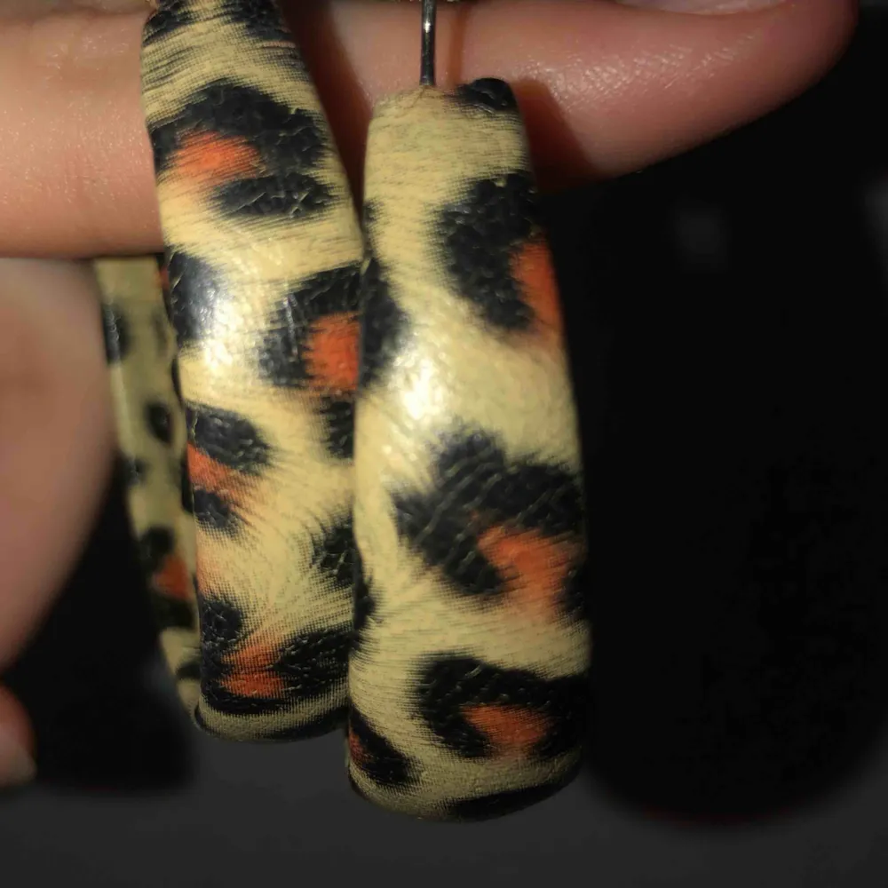 Fina örhängen med leopard mönster, bra skick och har knappt använts. Frakt 11kr. Accessoarer.