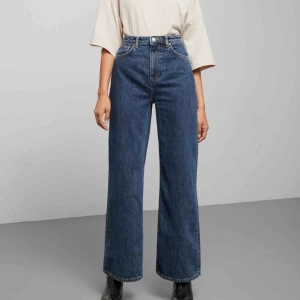  - Säljer mina supersnygga jeans från Weekday! De är i modellen Ace och den perfekta mörkblåa färgen. 🦋💙 Säljer på grund av att de tyvärr inte kommer till användning. Mycket fint skick och köparen står för frakten. 