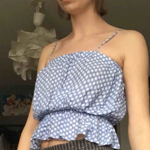 Söt topp - Jättefin topp i luftigt material! Väldigt sparsamt använd.