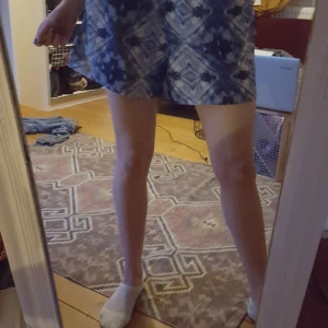 Store; Monkei. storlek; S  - Några år gamla shorts. Inte min stil längre, men väldigt skönt tyg! Inte sönder något vad jag ser, inte noprig, inga fläckar heller! ❤