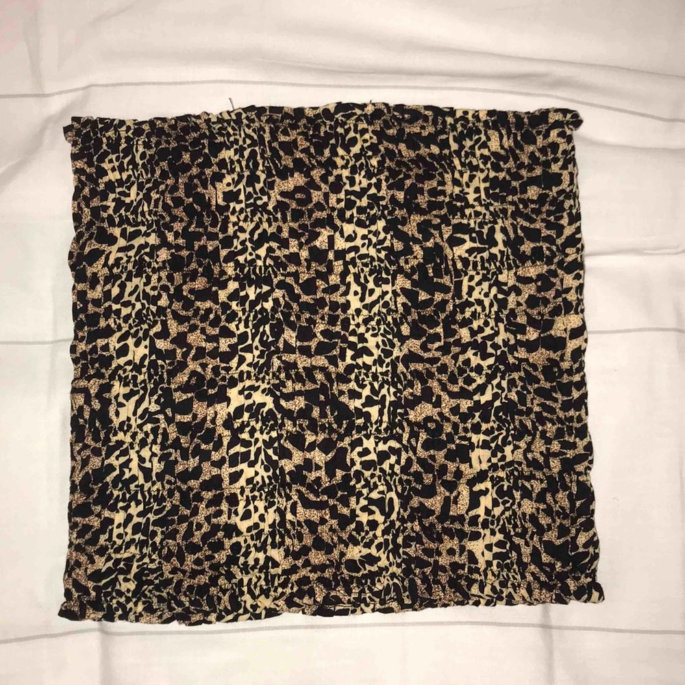 topp i leopard mönster , står ingen storlek men skulle säga att det är en S 🥰🥰 Köpt i Filippinerna och minns inte var butiken jag köpte den i heter:(  Köparen står för frakten, möts upp i göteborg💞. Toppar.