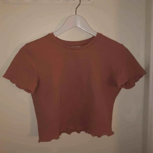  - Croppad tröja. Använd fåtal gånger. Köparen står för frakt.