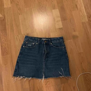 Jeanskjol - En jättefin jeanskjol får bershka som tyvärr har blivit för liten. Frakt tillkommer💗