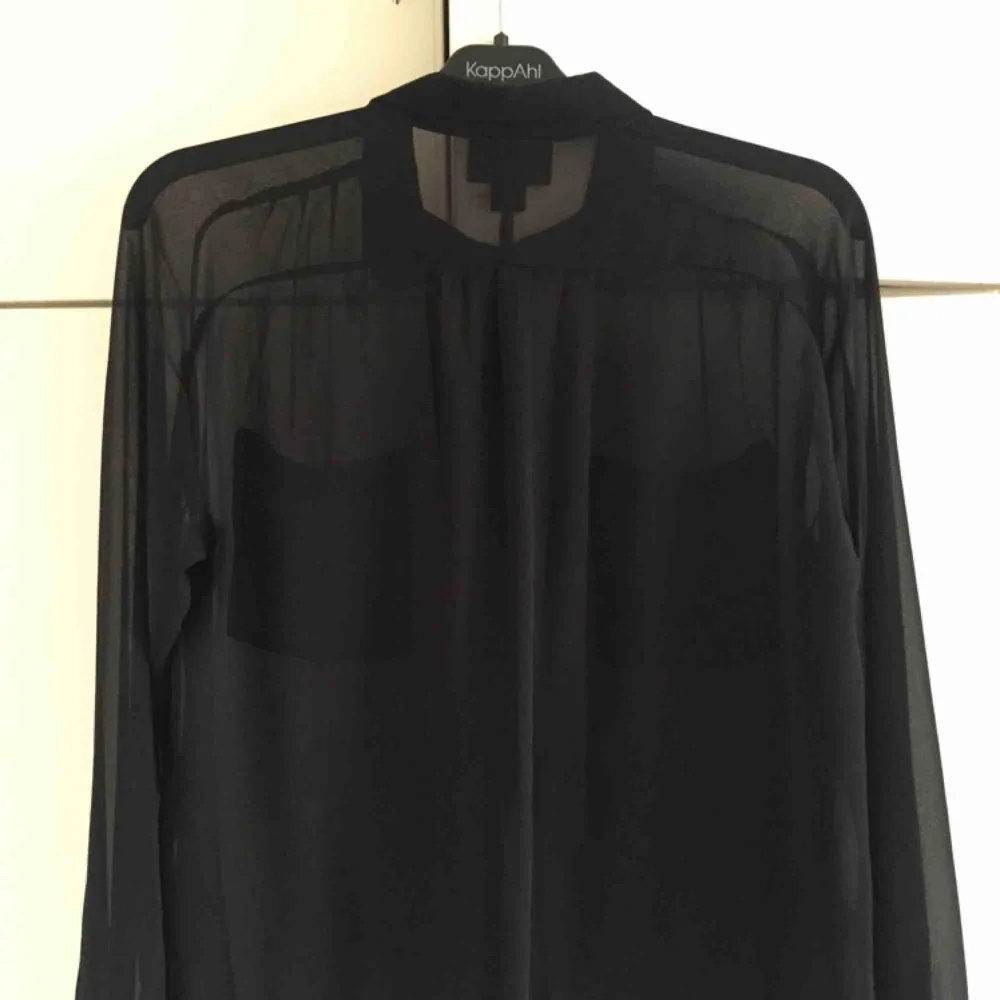 Jättesnygg svart transparent blus, helt oanvänd!  Blusen är lite oversized, sitter jättesnyggt på 💕. Blusar.